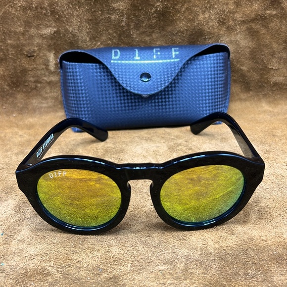 DIFF Mirrored Reflective Lens Sunglasses - Picture 8 of 9